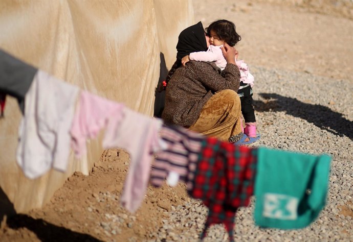 Mujer e hija en un campo de desplazados a las afueras de Mosul 
