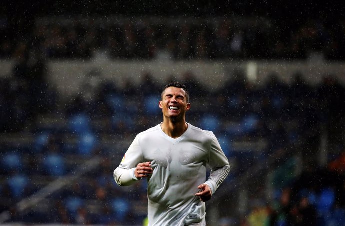 El jugador del Real Madrid Cristiano Ronaldo bajo la lluvia