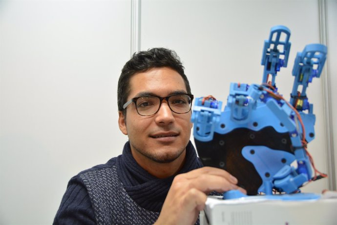 Un Alumno De La Upct Construye Una Mano Robótica Que Juega A Piedra, Papel Y Tij