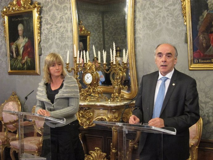 Ana Ollo y Andrés Urrutia, presidente de Euskaltzaindia