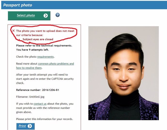 Robot de pasaportes rechaza la fotografía de un joven de origen asiático