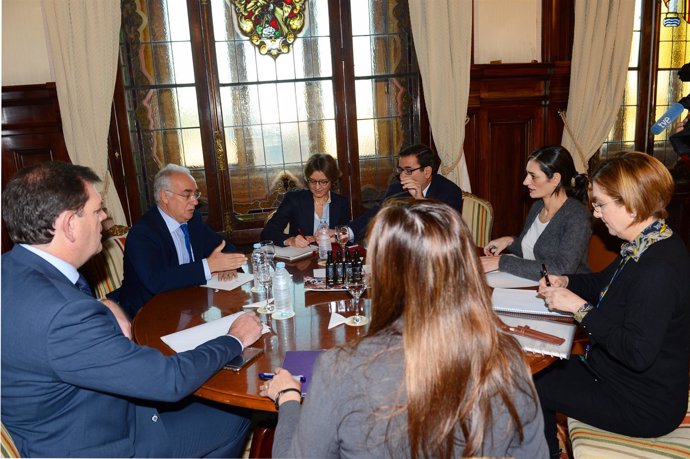 Fotografías Reunión Del Presidente Del Gobierno De La Rioja Con La Ministra De A