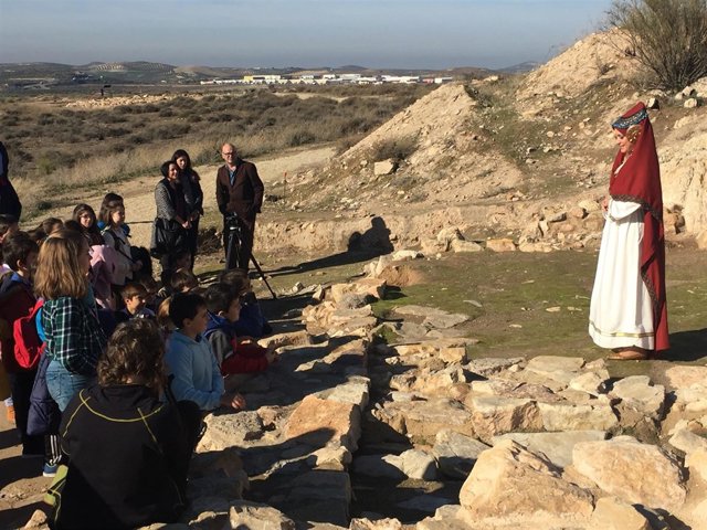 Visita teatralizada al oppidum de Puente Tablas.
