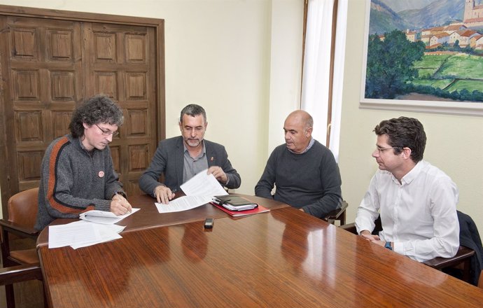 Miguel Laparra y Joseba Otondo firman el convenio sobre 'Bolsa de alquiler'.