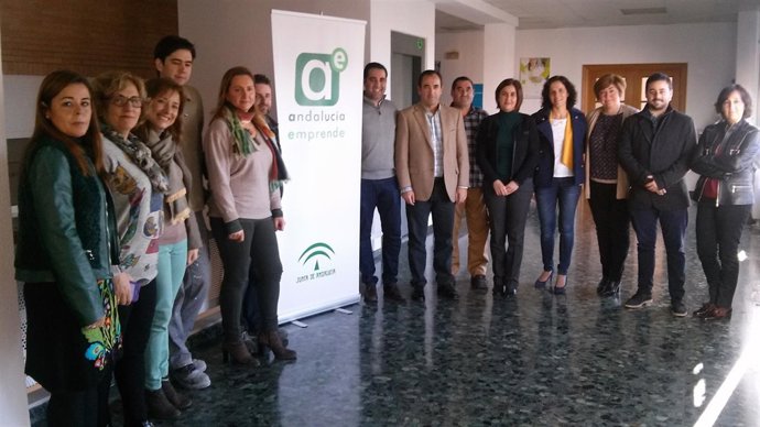 De la Torre (c), junto a Hinojosa, visita el CADE de Alcalá la Real.