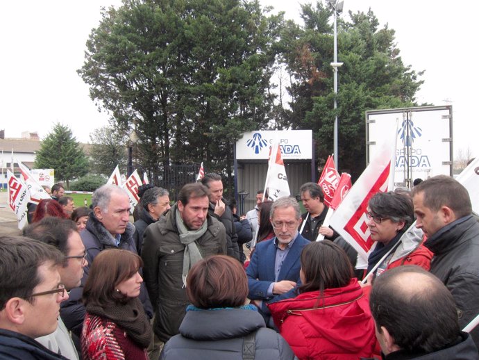 Protesta de trabajadores de Sada a la que asiste el alcalde de Valladolid