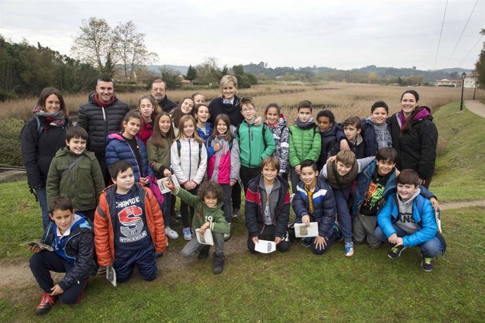 La alcaldesa con alumnos del Colegio Altamira 