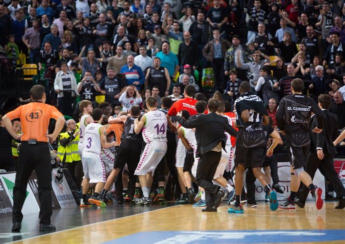 El Bilbao Basket arrolla al Baskonia en un derbi con desagradable final