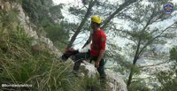 Los Bomberos rescatan a un hombre herido tras caerse de una roca en el Pas d'en Topa, en Sóller