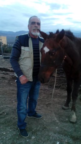 El concejal de Lubrín José Sánchez junto a su caballo Lucero