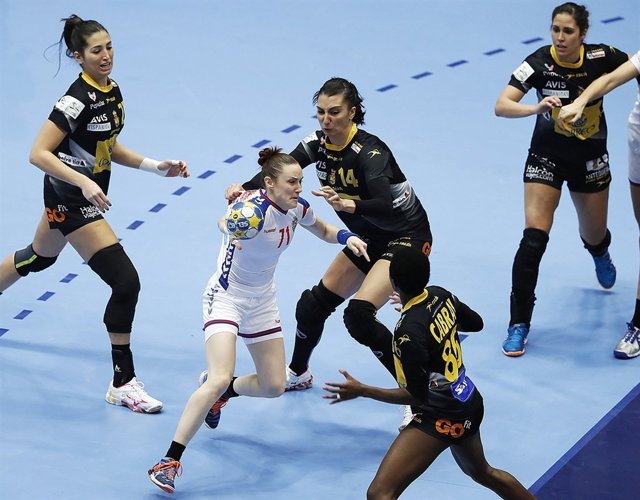 La selección femenina de balonmano en el partido ante Serbia