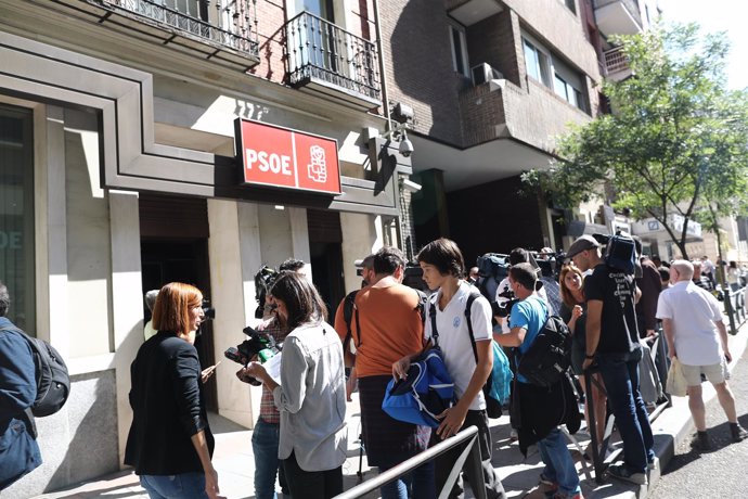Gente y periodistas a la puertas de la sede del PSOE, en la calle Ferraz