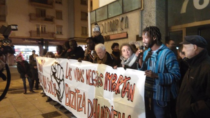 Concentración en Pamplona por el fallecimiento de un senegalés en comisaría
