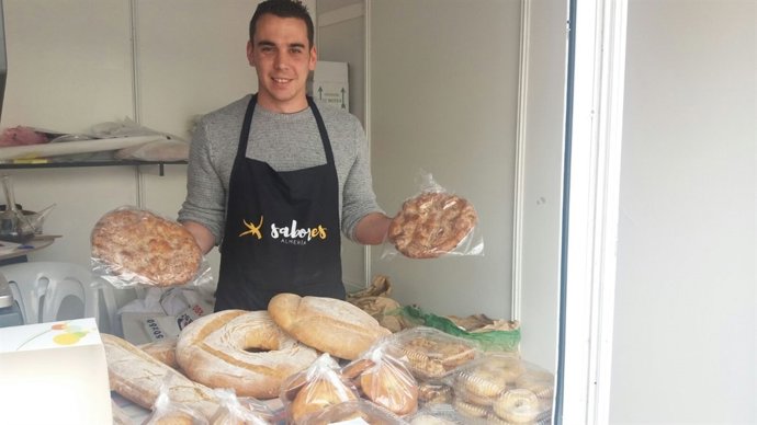 Javier Quiles con las típicas tortas de chicharrones de Taberno.