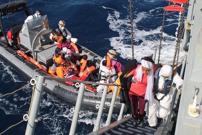 Rescate de la Fragata Navarra a inmigrantes en el Mediterráneo