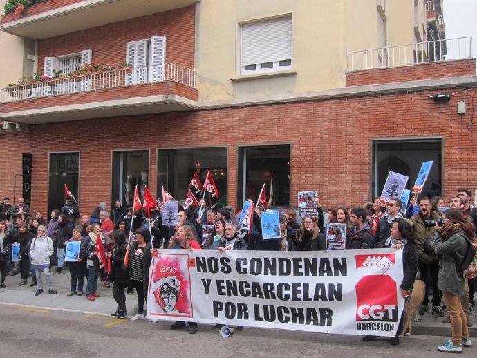Concentración ante el consultado de Grecia en apoyo de una sindicalista de CGT