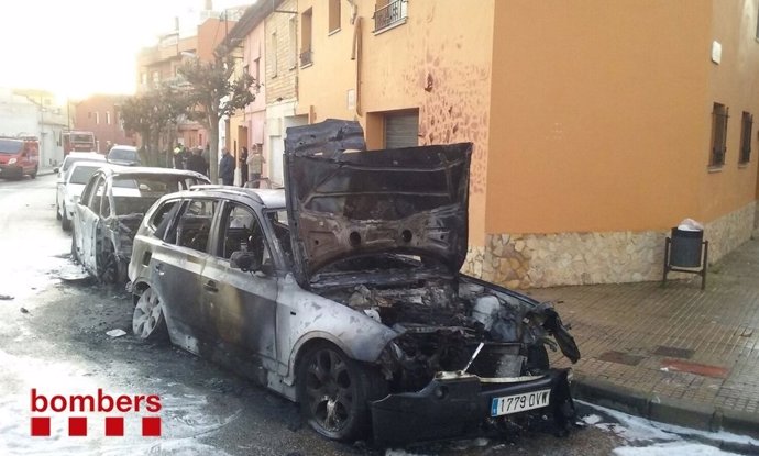 Coches quemados en Palafrugell (Girona)