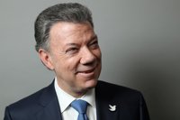 Santos viaja a Oslo acompañado por una delegación de víctimas para recoger el Nobel de la Paz