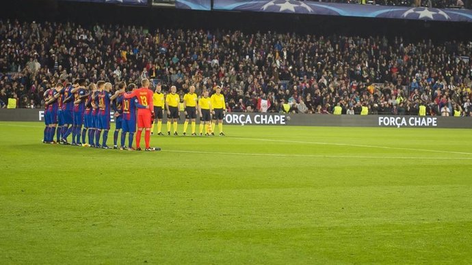 El FC Barcelona guarda un minuto de silencio por el Chapecoense