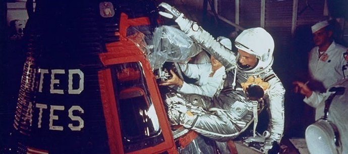 John Glenn, En El Primer Vuelo Espacial Orbital De EEUU