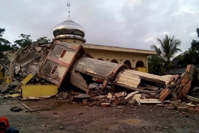 Al menos 52 muertos por el terremoto en Indonesia