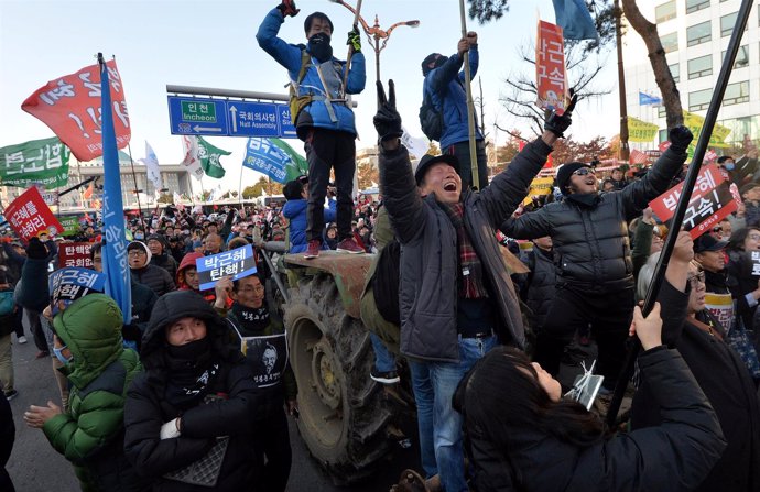 Ciudadanos surcoreanos celebran la destitución de Park