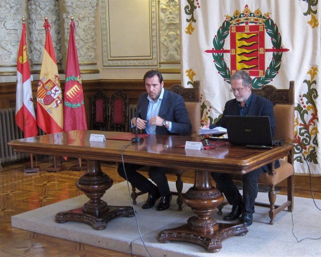 Óscar Puente junto a Manuel Saravia