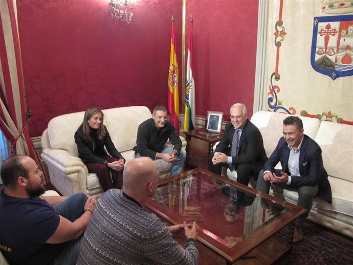 Cencieros recibe a los bomberos para conocer de primera mano su trabajo