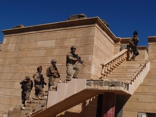 Entrenamiento de militares iraquíes en el antiguo palacio de Sadam Husein