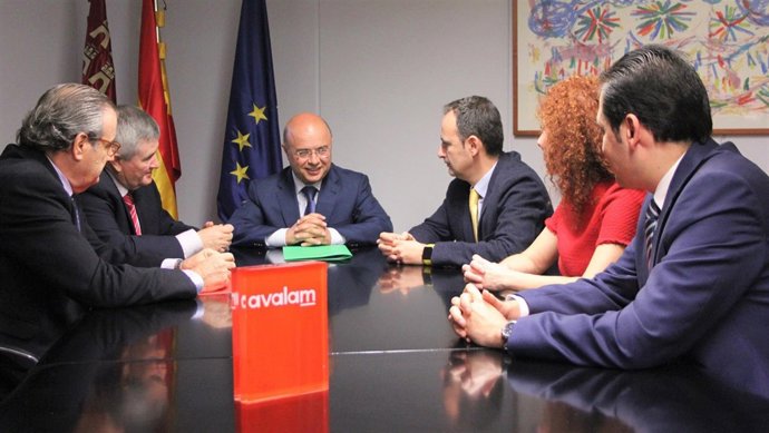 Carrillo con representantes de Avalam