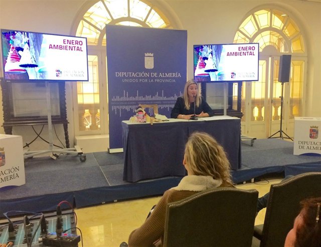 La diputada de Agricultura ha presentado los talleres ambientales.