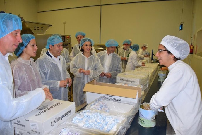 Ruiz espejo visita mantecados la antequerana navidad producción dulces navideños