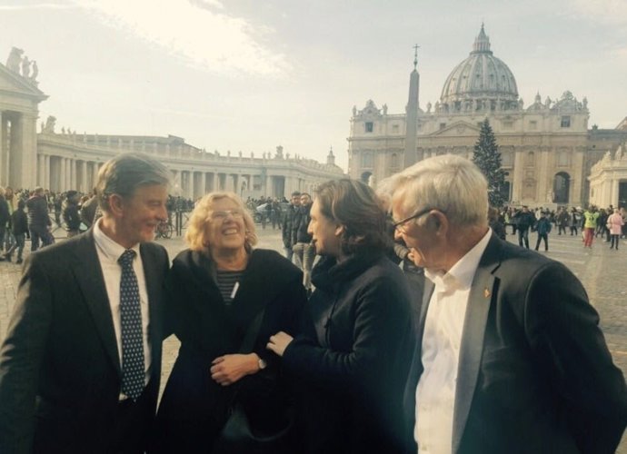 La alcaldesa de Barcelona, Ada Colau, junto a otros alcaldes en la cumbre.