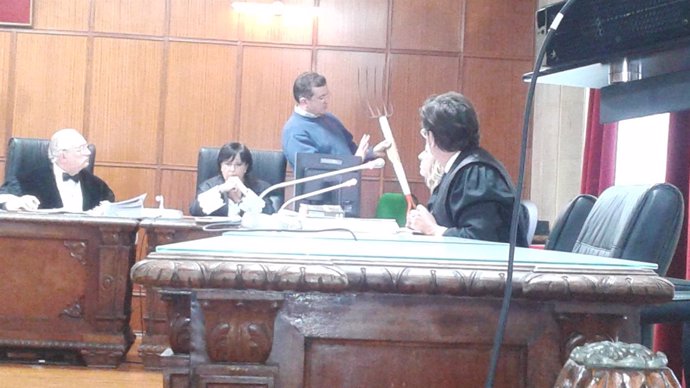 El agente muestra al tribunal la horca de cinco puntas