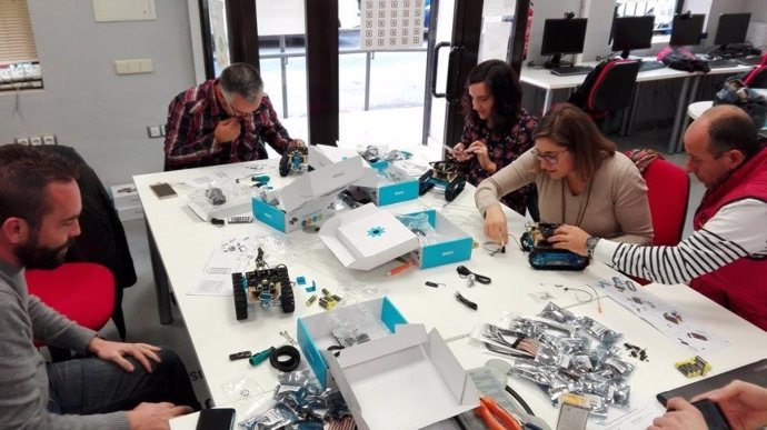 La Junta imparte talleres de robótica a través de los Guadalinfo