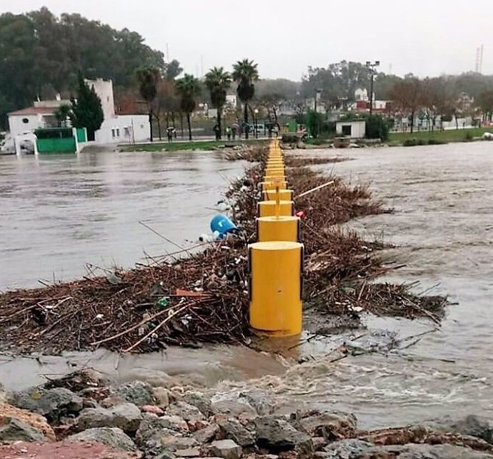 Barrera antinarcos del río Guadarranque tras el último temporal