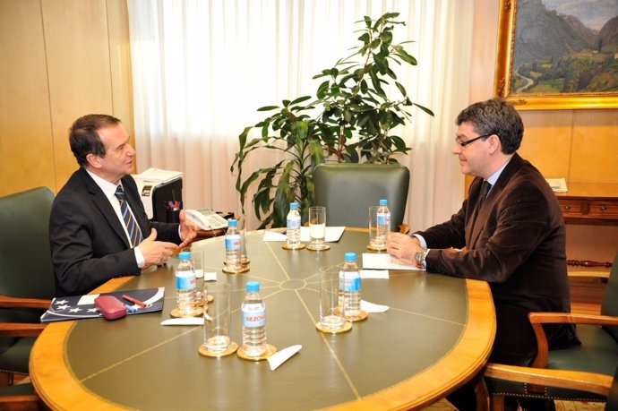 El presidente de la FEMP, Abel Caballero, se reúne con el ministro Álvaro Nadal