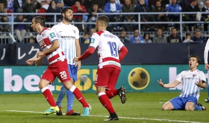 Kravets celebra un gol del Málaga ante Camacho y Miguel Torres