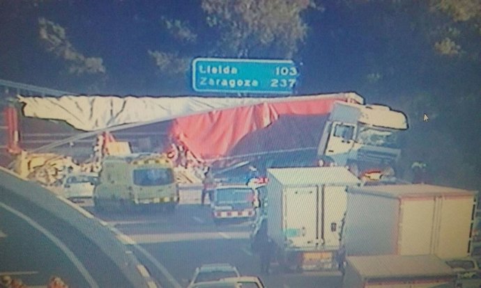 Un camión vuelca en la AP-7 en Torredembarra