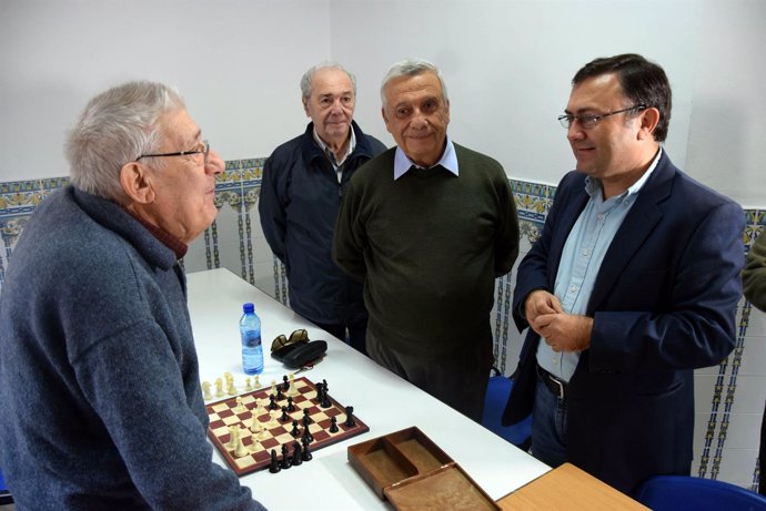 Miguel Angel Heredia visita hogar pensionistas asociación mayores PSOE
