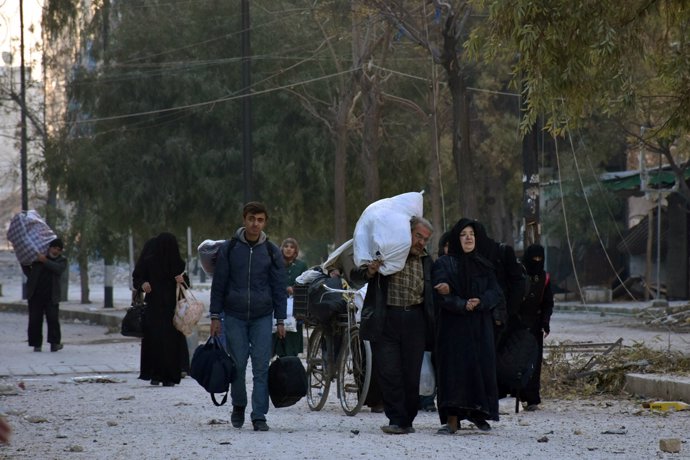 Civiles desplazados tras los avances del régimen en Alepo