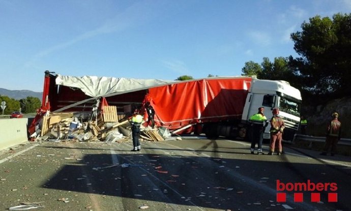 Camión volcado en la AP-7 en El Vendrell (Tarragona)