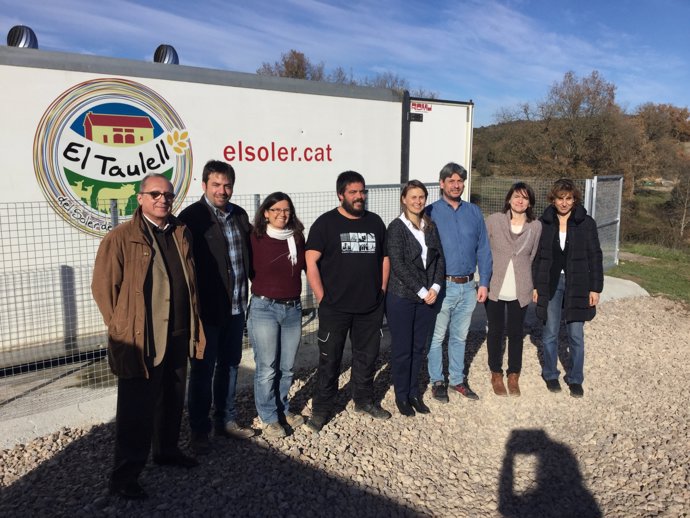 La consellera M.Serret y el alcalde I.Peraire visitan un matadero en Prats