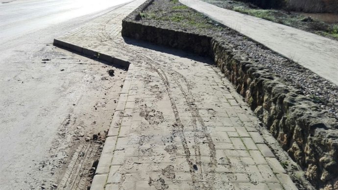 N. Vecinos De Aljaraque Denuncian El Riesgo De Transitar Por El Puente Del Arroy