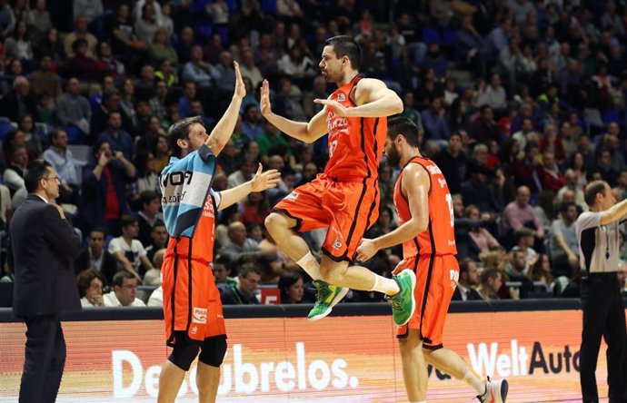 San Emeterio celebra el triunfo del Valencia Basket
