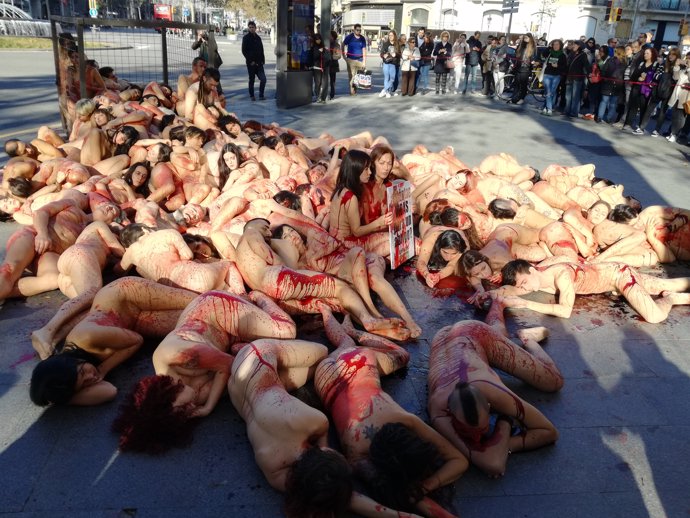 Un centenar de activistas desnudos en Barcelona por los derechos de los animales