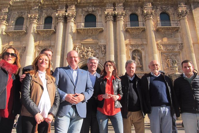 Andrea Levy, junto a responsables del PP de Jaén, ante la Catedral.