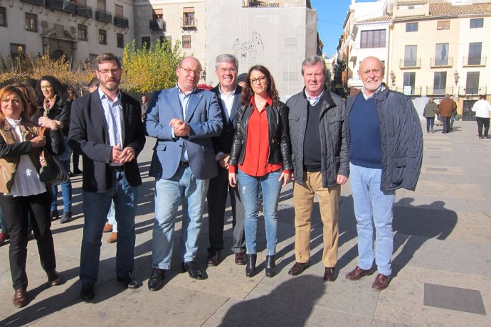 Andrea Levy, junto a miembros del PP de Jaén.