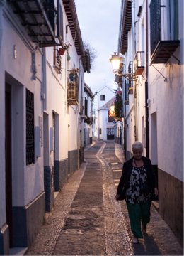 Iluminación en el barrio del Albaicín de Granada