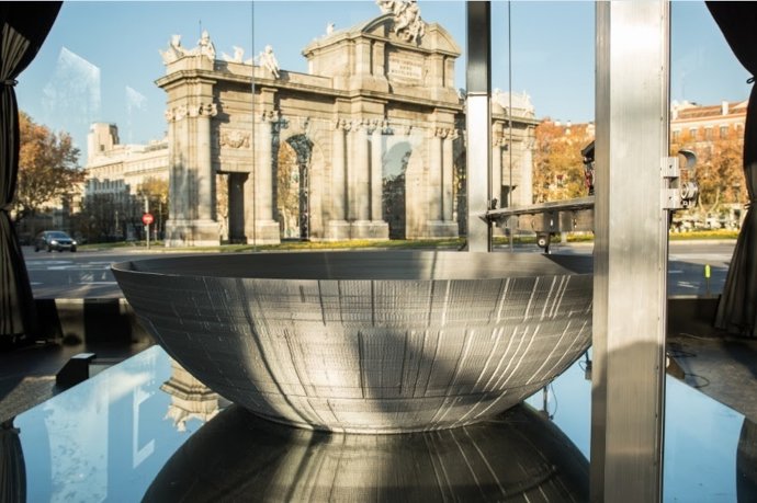 Impresión en 3D de La Estrella de la Muerte en la Puerta de Alcalá de Madrid